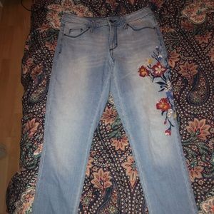 Light wash floral embroidered jeans